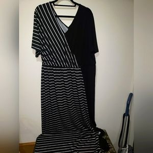 💲🖐🏾/CATO B&W Short sleeve Striped Maxi Dress 22/24W